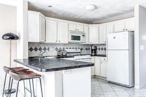 Fridge, microwave, oven, dishwasher - Prime North End 2BR w/ balcony and rooftop on Hanover by Blueground (Boston)