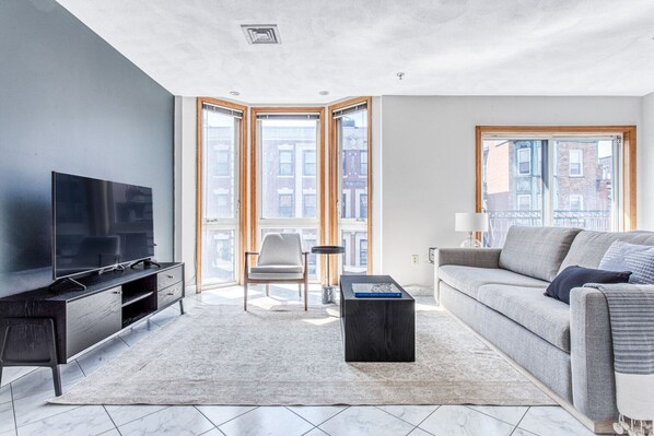 TV, stereo - Prime North End 2BR w/ balcony and rooftop on Hanover by Blueground (Boston)