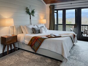 5 bedrooms, desk, iron/ironing board, free WiFi - Family Friendly! Sunset + Mtn Views, Fire Pit, Hot Tub, Game Room - Golden TEE! (Morganton)