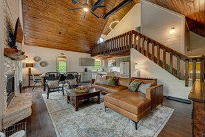 Smart TV, fireplace, foosball, offices - Family Friendly! Sunset + Mtn Views, Fire Pit, Hot Tub, Game Room - Golden TEE! (Morganton)