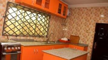 雪櫃、微波爐、焗爐、爐具