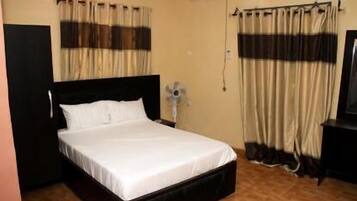 6 bedrooms, iron/ironing board, WiFi, bed sheets