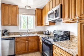 Fridge, microwave, oven, dishwasher - Sleek Sherman Oaks 1BR w/ Pool, Gym, Lounge, near TJ + WF, by Blueground (Los Angeles)