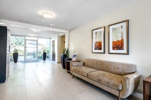Interior - Sleek Sherman Oaks 1BR w/ Pool, Gym, Lounge, near TJ + WF, by Blueground (Los Angeles)