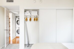 1 bedroom, iron/ironing board, WiFi, bed sheets - Sleek Sherman Oaks 1BR w/ Pool, Gym, Lounge, near TJ + WF, by Blueground (Los Angeles)