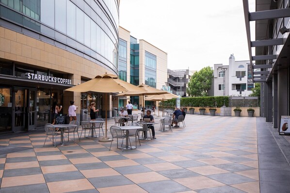 Outdoor dining - Sleek Sherman Oaks 1BR w/ Pool, Gym, Lounge, near TJ + WF, by Blueground (Los Angeles)