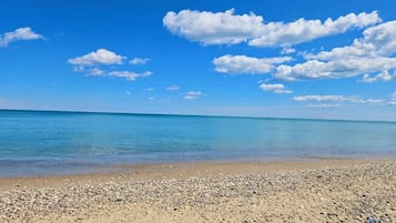 Chaises longues, serviettes de plage