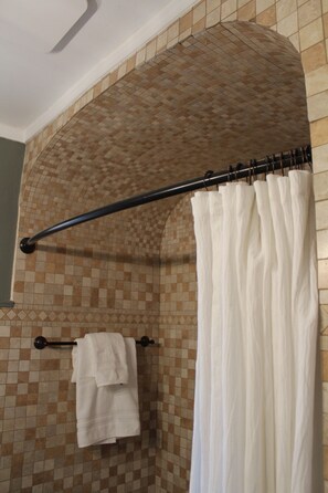Tina con regadera, secadora de cabello, bidet, toallas 