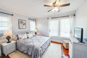 1 bedroom, iron/ironing board, travel cot, free WiFi - Pineapple Upper Deck Guesthouse Near Beaches/Shopping/Dining, Ballparks&Downtwn! (West Palm Beach)
