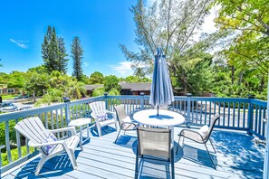 Outdoor dining - Pineapple Upper Deck Guesthouse Near Beaches/Shopping/Dining, Ballparks&Downtwn! (West Palm Beach)