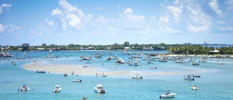 Plage à proximité, chaises longues, serviettes de plage