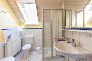 Ducha, artículos de higiene personal gratuitos y secador de pelo
