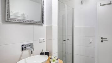 Dusche, Haartrockner, Handtücher