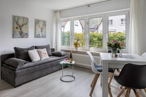 TV, DVD player, stereo - Pet-Friendly Apartment Holly with Wi-Fi & Terrace (Ebringen)