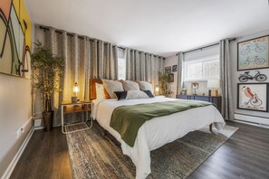 2 slaapkamers, een bureau, een strijkplank/strijkijzer, reisbedje