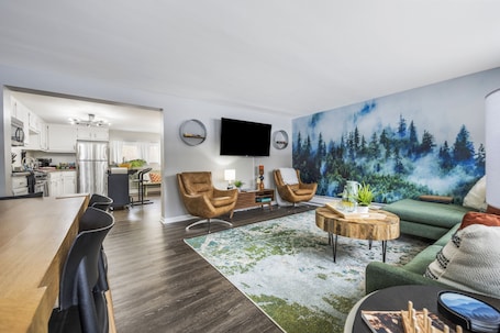 Smart TV, books. Keyless, KING bd, WIFI, desk, Fox River Bike Trail, near MetraTrain