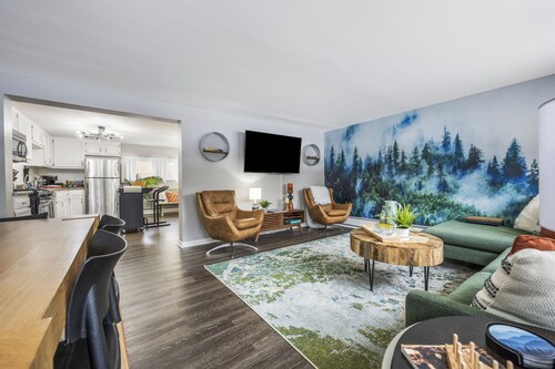  Keyless, KING bd, WIFI, desk, Fox River Bike Trail, near MetraTrain