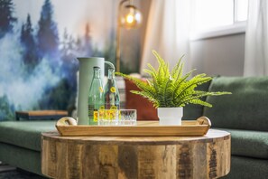 Interior - Keyless, KING bd, WIFI, desk, Fox River Bike Trail, near MetraTrain (Geneva)