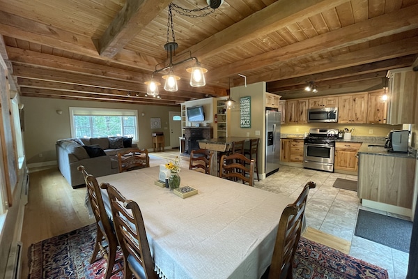 Open main entertaining space- table can expand to seat 14