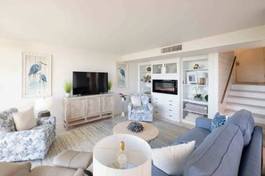 Tv, pejs, bøger, kontorer