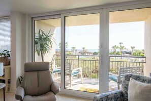 TV, fireplace, books, offices - 1125 Beach Walker Sum (Fernandina Beach)