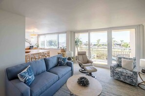 Tv, pejs, bøger, kontorer