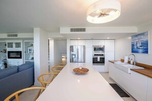 Køleskab, mikrobølgeovn, ovn, kogeplade