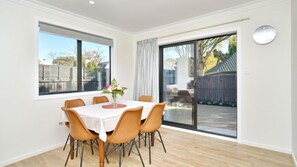 Dining - Lavandula 4 Bedroom-4 Bedroom holiday home in Burnside (Christchurch)