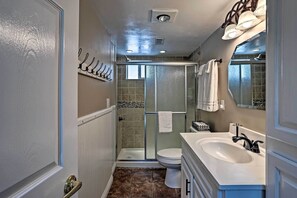 Articles de toilette gratuits, sèche-cheveux, serviettes fournies
