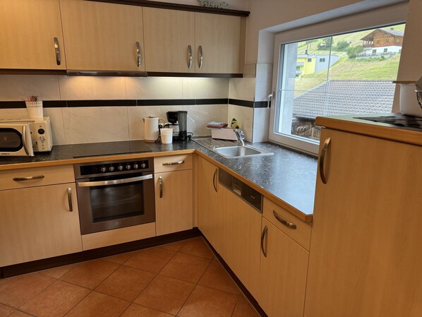 Kühlschrank, Mikrowelle, Ofen, Geschirrspüler