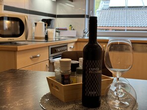 Kühlschrank, Mikrowelle, Ofen, Geschirrspüler