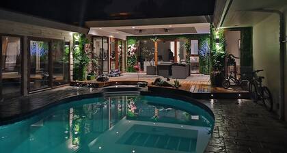 Luxury Pool House Getaway Beachside ResortLike
