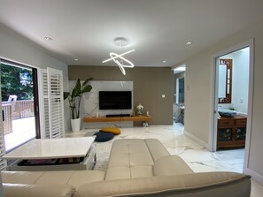 Smart TV, fireplace