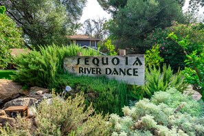 Property grounds - Sequoia River Dance ~Close to Park & on the River! (Three Rivers)