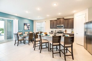 Fridge, microwave, oven, stovetop - Trendy Villa with Games Room at Encore (Kissimmee)