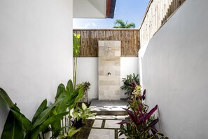 Property grounds - Lovely 2BR Villa 10-min walk to the Beach (Badung)