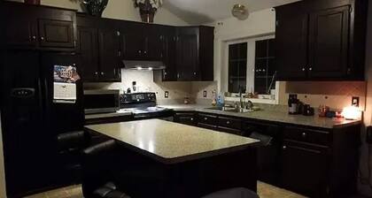 The Retreat - 6 beds/3baths- Indoor Hot Tub, Theatre, Pool Tble, Mins to Casinos