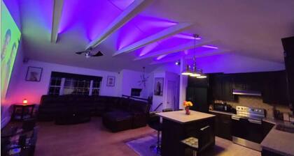 The Retreat - 6 beds/3baths- Indoor Hot Tub, Theatre, Pool Tble, Mins to Casinos