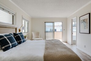 7 bedrooms, desk, iron/ironing board, travel cot