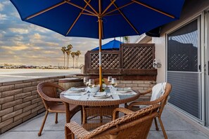 Outdoor dining - Bay View Buyout A by AvantStay | Mission Beach Home on the Sand | Sleeps 20 (San Diego)