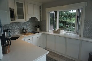 Kjøleskap, mikrobølgeovn, kokeplater og oppvaskmaskin