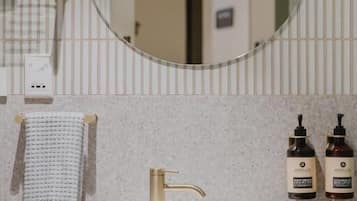 Ducha, secador de pelo, bidet, toallas