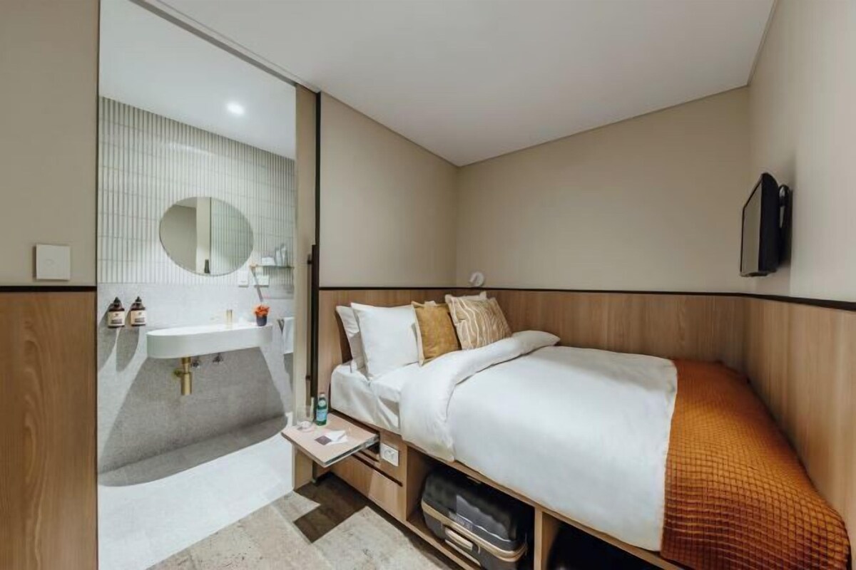 WiFi (free), bed sheets