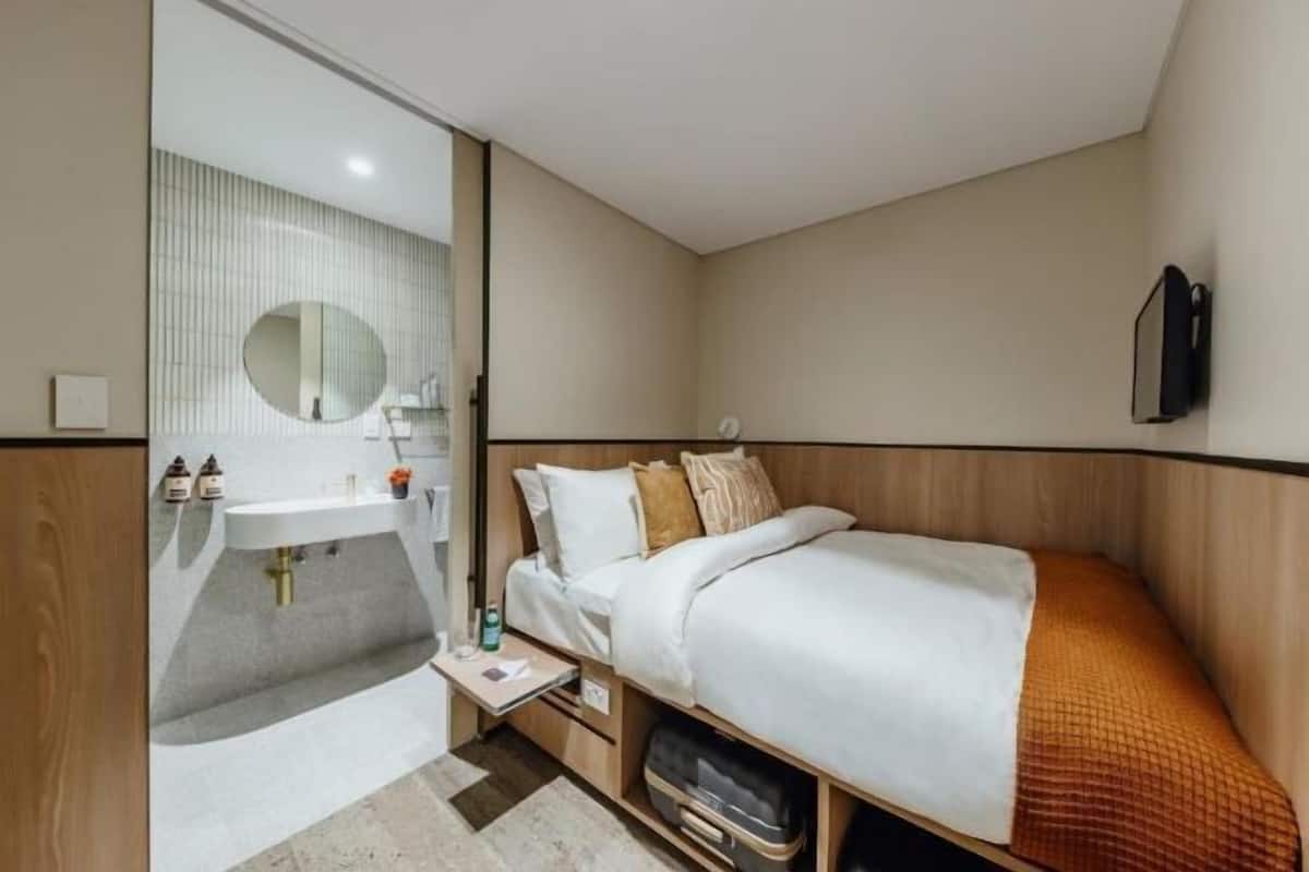 1 bedroom, desk, free WiFi, bed sheets
