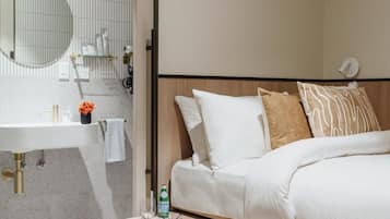 Escritorio, wifi gratis y ropa de cama