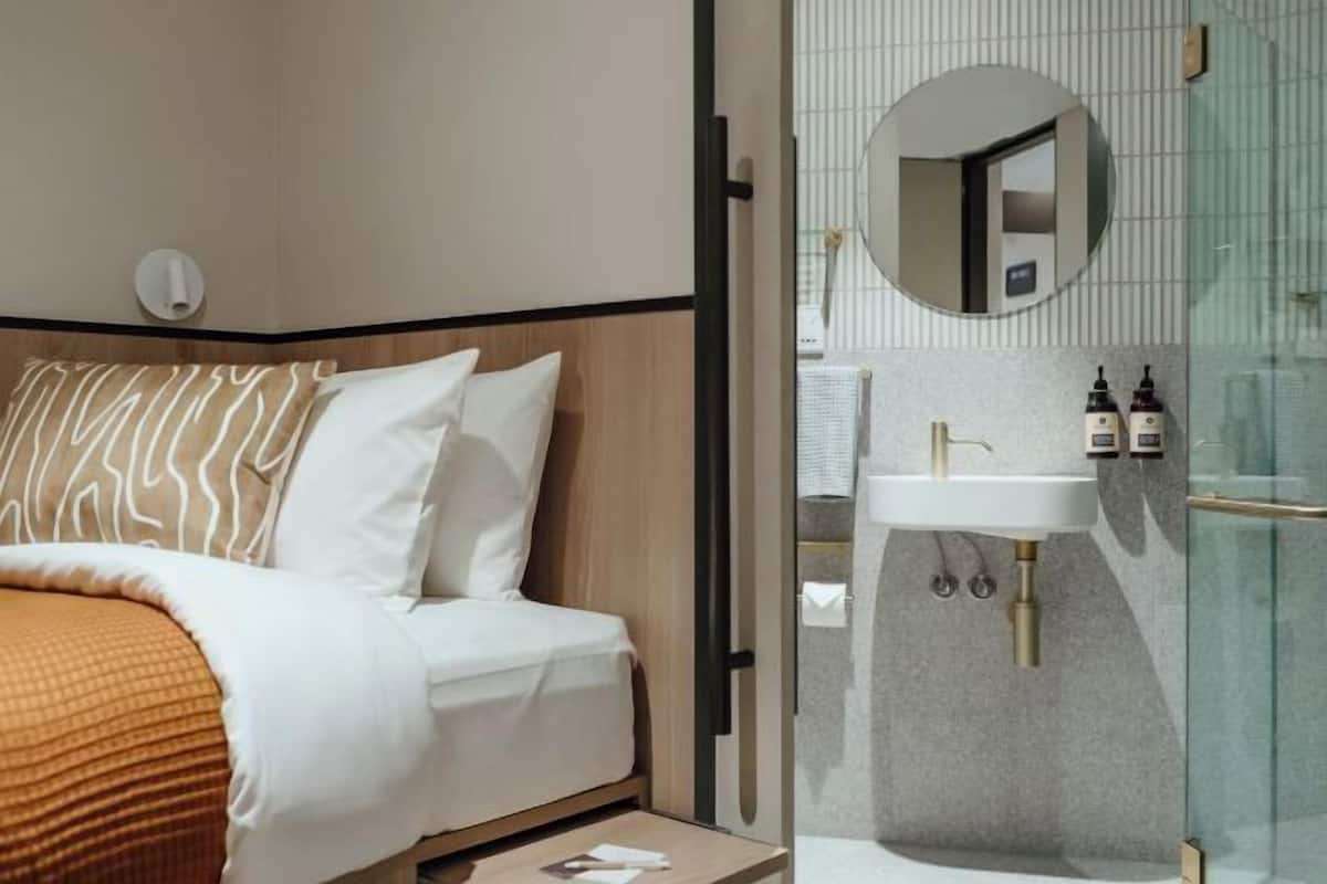 1 bedroom, desk, free WiFi, bed sheets