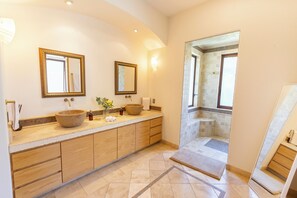 Shower, towels, soap, shampoo - Beautiful Villa in Exclusive Enclave Private Beach. Staff and Concierge included (Cabo San Lucas)