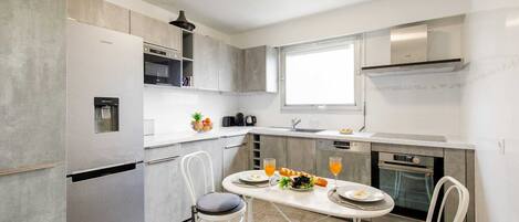 Kylskåp, mikrovågsugn, ugn och spishäll