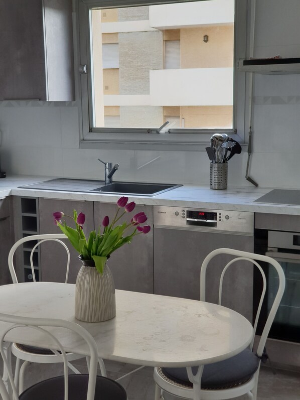 Een koelkast, een microgolfoven, een oven, een kookplaat