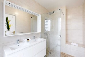 Een bad, een haardroger, zeep, toiletpapier